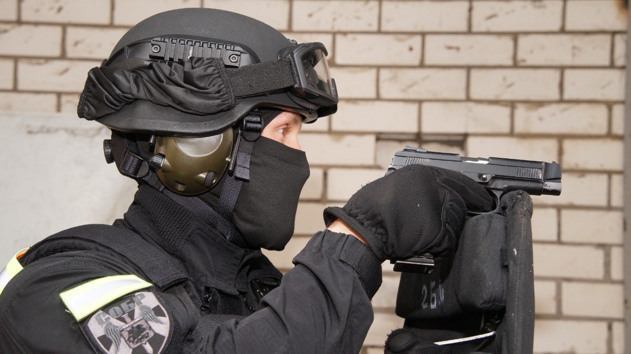 Сотрудник специального отряда быстрого реагирования «Столица» Иван Лопатин (имя изменено по просьбе Росгвардии) участвует в штурме здания, где якобы находится вооруженный преступник. Это — учебная тренировка спецназовцев