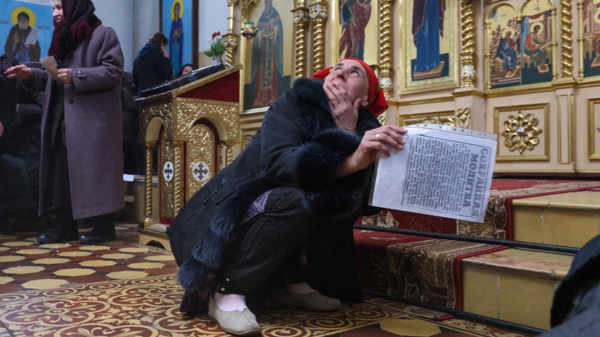 Луганская область. Варваровка. Местная жительница укрывается от минометного обстрела со стороны вооруженных сил Украины в церкви Илии Пророка. Через несколько часов здание этого православного храма пострадало при пожаре, вызванном попаданием 120-миллиметровой мины