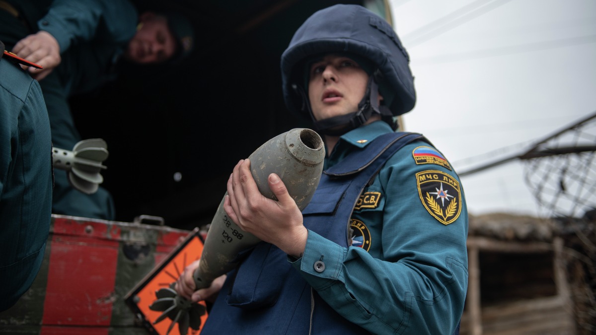 Саперы ЛНР грузят в машину трофейные снаряды