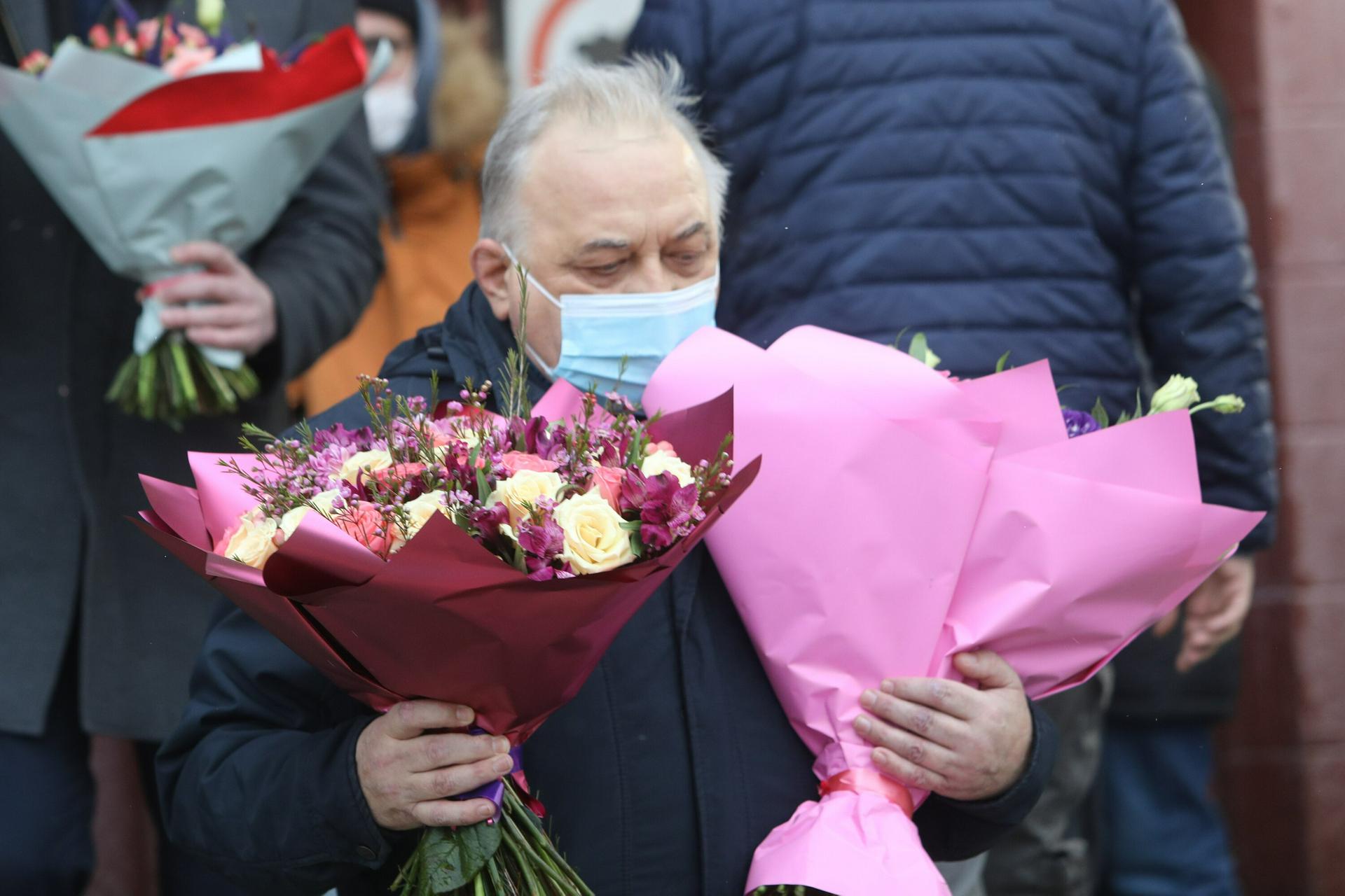 Стало известно, сколько денег потратят москвичи на цветы и подарки на 8 Марта