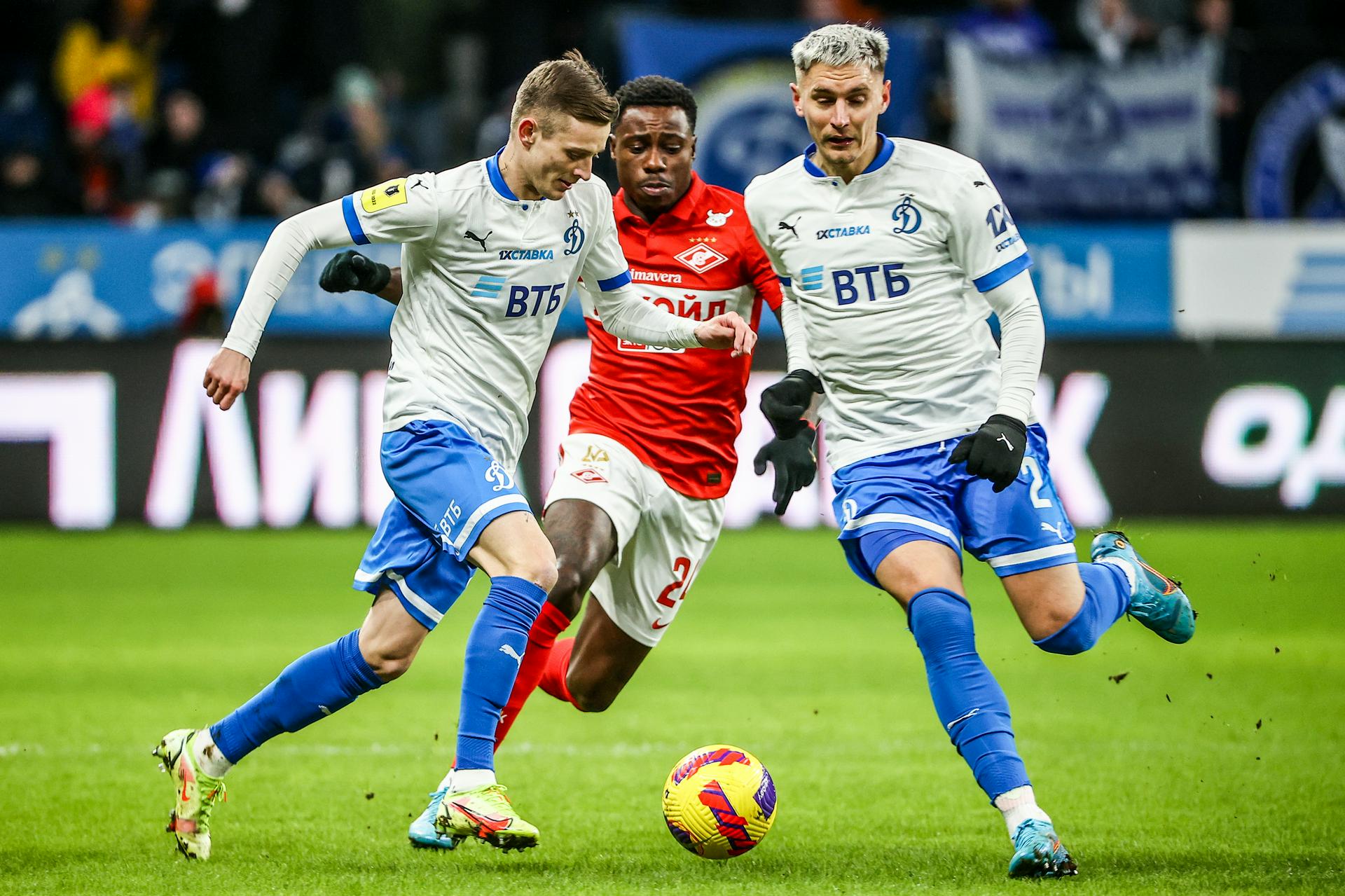 Даниил Фомин («Динамо»), Квинси Промес («Спартак») и Гильермо Варела («Динамо») (слева направо) во время матча