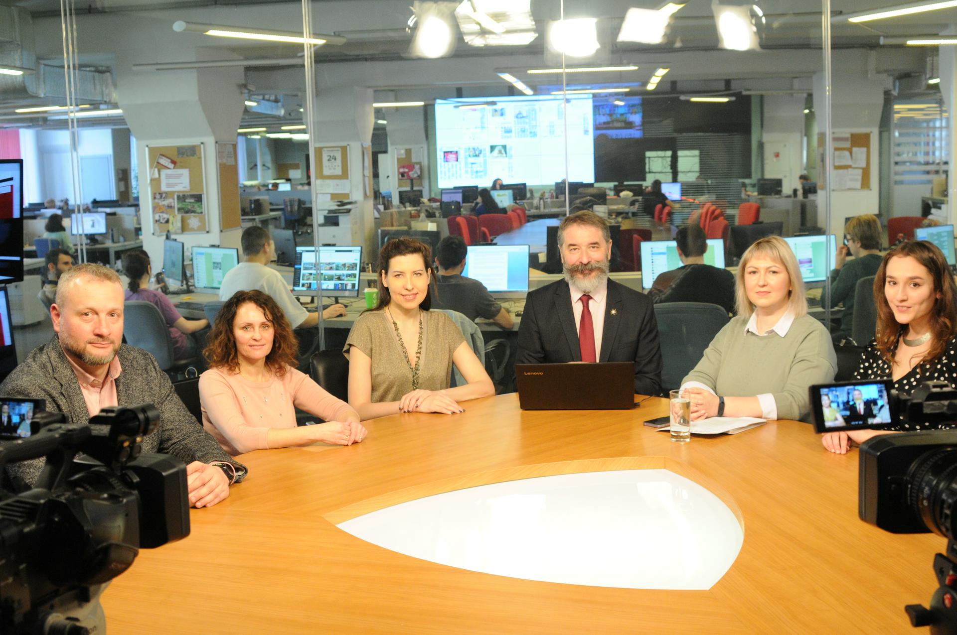 На фото: Сергей Журихин – проректор Университета Правительства Москвы, Татьяна Яковлева – председатель РОО ЦСКРСИМ «Перово», депутат муниципального округа Перово, Елена Буланова – преподаватель МГУ имени М.В. Ломоносова, МИСИС, РГУТиС, основатель коммуникационного агентства. ведущий Руслан Орехов, Анна Коржик – координатор проекта «Медиакласс в московской школе», ГБОУ ГМЦ ДОНМ, Мария Хаустова – педагог-организатор, педагог по элективному курсу «Тележурналистика» в ГБОУ Школе №1329