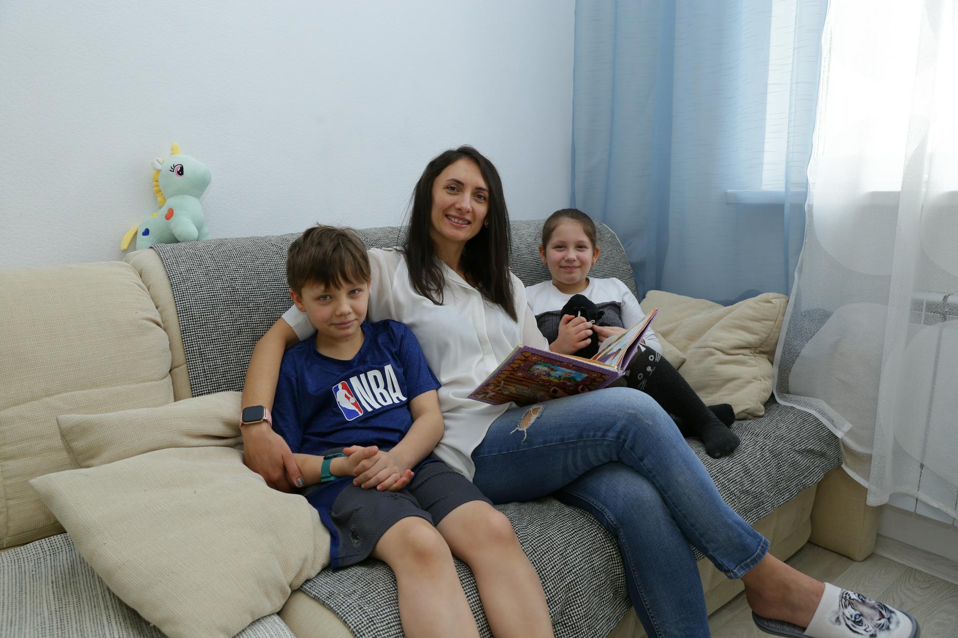 Жительница Царицына Марина Гукина переехала в квартиру на Ереванской улице с сыном Александром (слева) и дочкой Валерией 