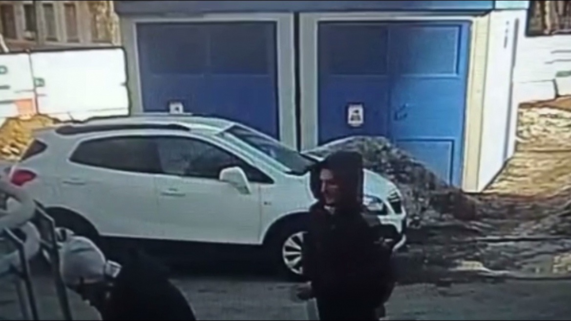 Мужчина вырвал из рук пенсионерки сумку с деньгами на юго-востоке Москвы. Видео