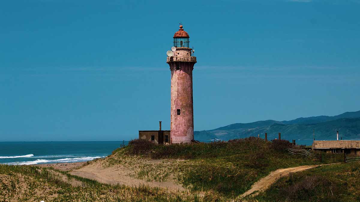 Рыболовецкое судно с 12 людьми на борту село на мель на Сахалине