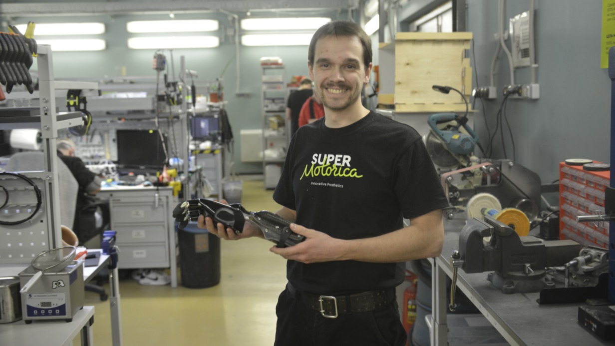 Сотрудник компании «Моторика» Николай Шаров демонстрирует отечественный образец бионического протеза