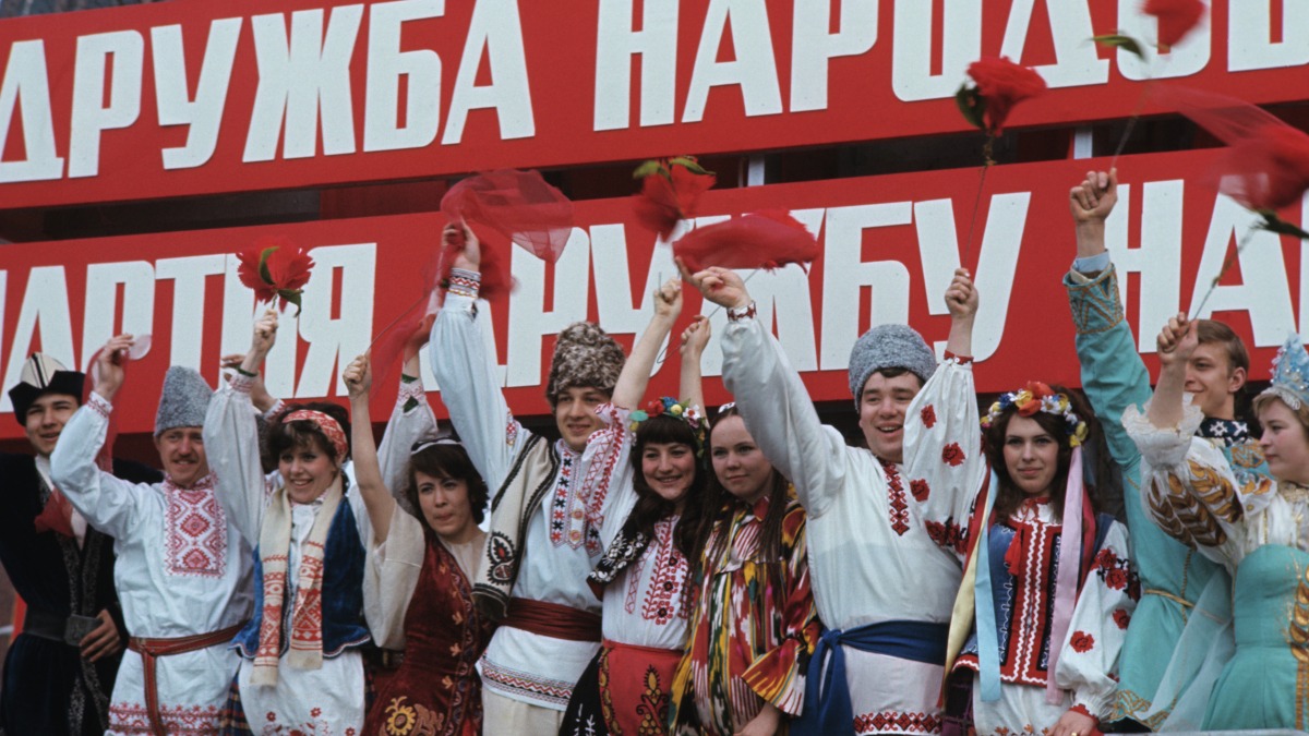 Первомайская демонстрация на Красной площади. В таких шествиях в те годы всегда участвовали представители разных народов великой страны. Улыбались, кстати, не по приказу, а совершенно искренне. Потому что ощущали единство. Термин «советский народ» вовсе не был искусственным, он просто отражал реальность