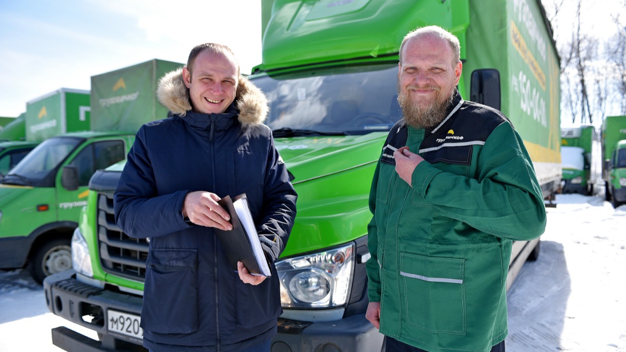 Операционный директор логистической компании по крупным перевозкам Андрей Смирнов (слева) и водитель Николай Павлюченков общаются перед отъездом машины на маршрут. Сейчас организация осуществляет городские перевозки вместо межрегиональных