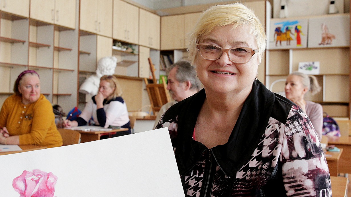 Участница проекта «Московское долголетие» Татьяна Иванова на занятии по акварельной живописи