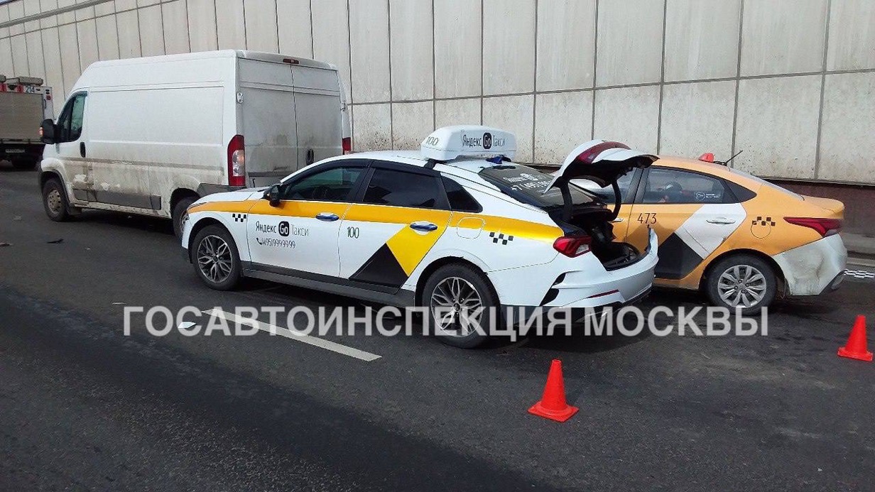 Водитель такси погиб, осматривая автомобиль после ДТП на севере Москвы