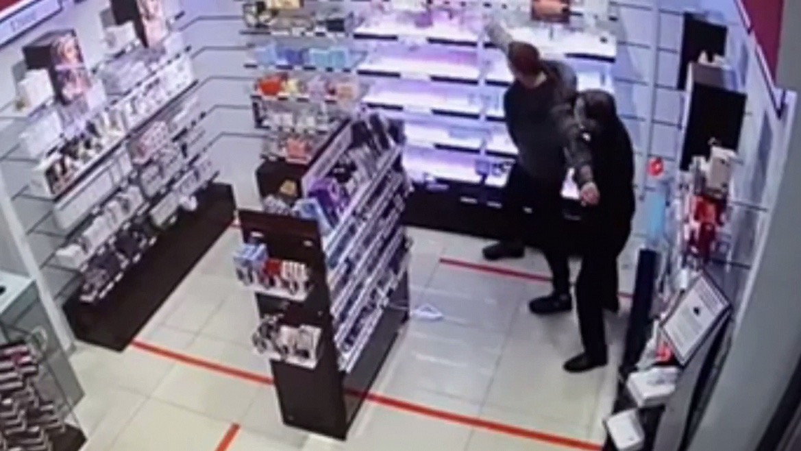 Москвич попытался украсть парфюм и стал фигурантом трех уголовных дел