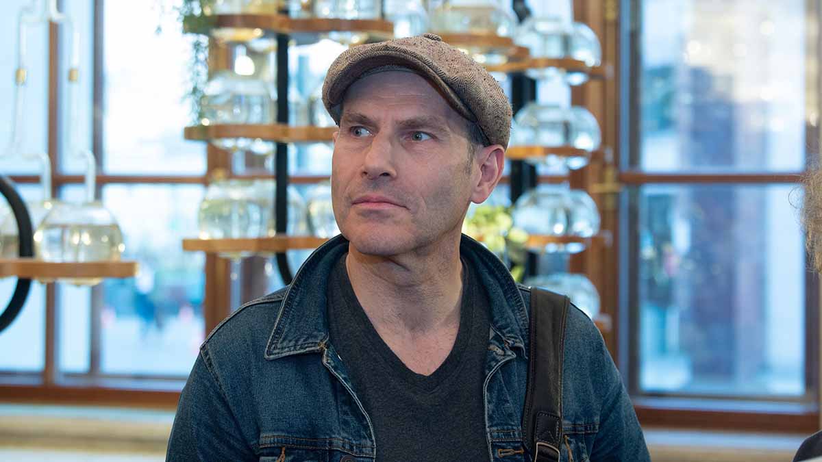 Комик Шац* сравнил миграцию с травмой