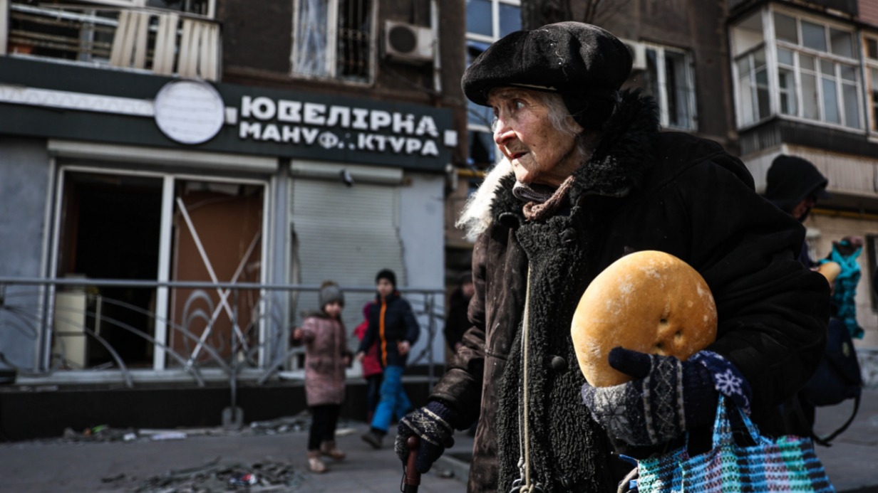 Российские волонтеры раздали гуманитарную помощь мирным жителям Мариуполя, где сейчас идут бои. Люди получили продукты питания, одежду, средства гигиены и другие необходимые вещи