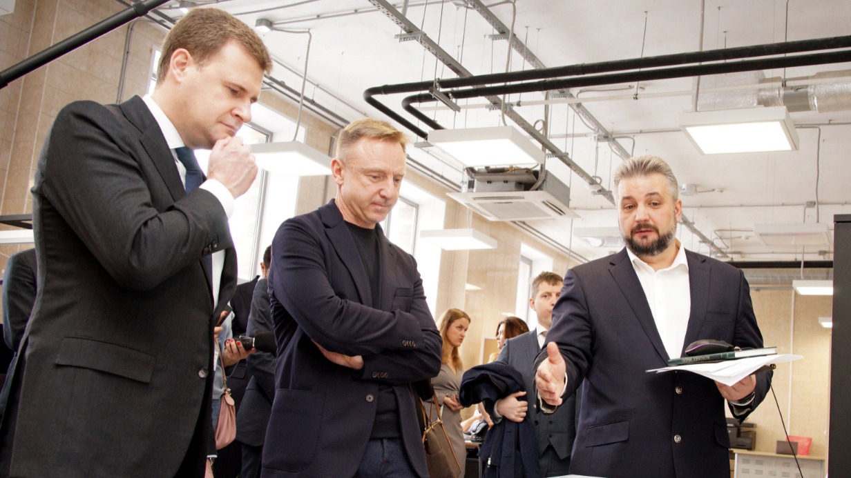 Министр по развитию Дальнего Востока и Арктики Алексей Чекунков (слева) и ректор МФТИ Дмитрий Ливанов (в центре) разглядывают макет гибридной энергостанции, которая способна работать в экстремальных условиях. О проекте им рассказывает исполнительный директор научно-технического центра автономной энергетики вуза Юрий Васильев