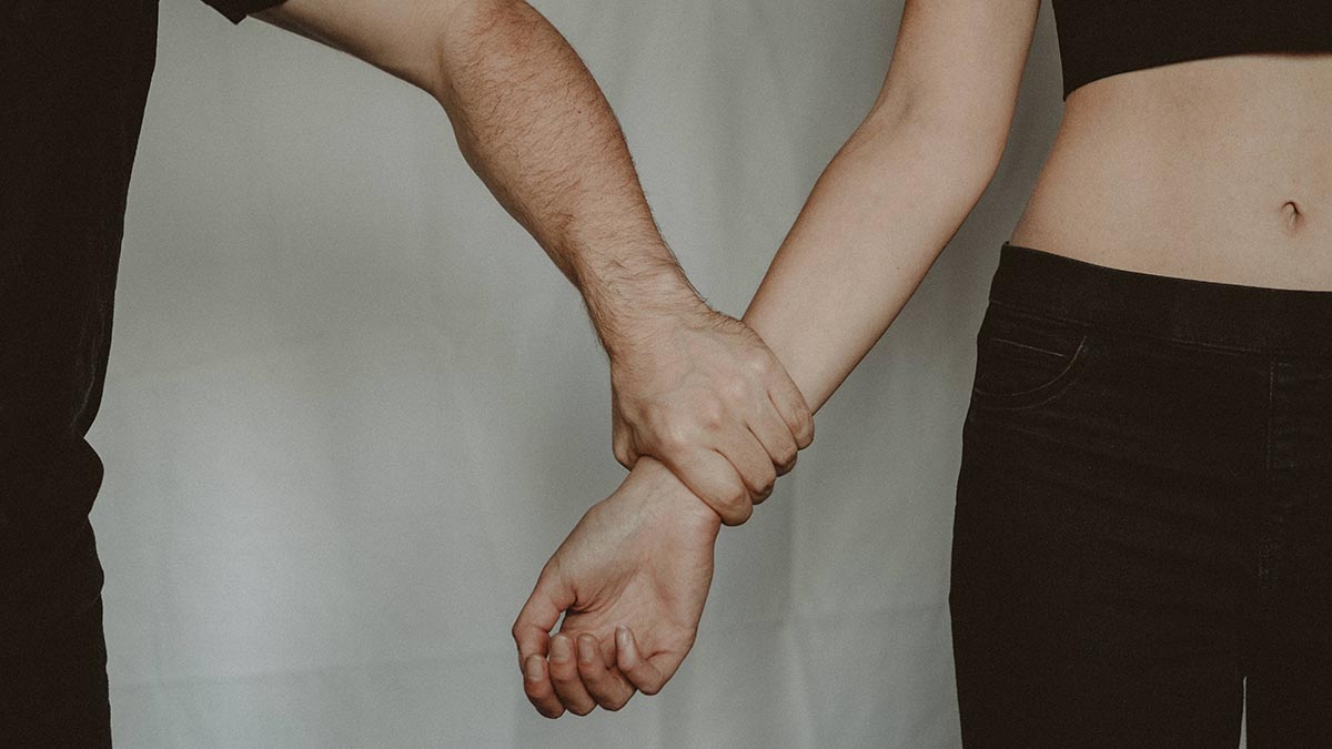 Треш-блогер избил свою девушку на детской площадке в Подмосковье