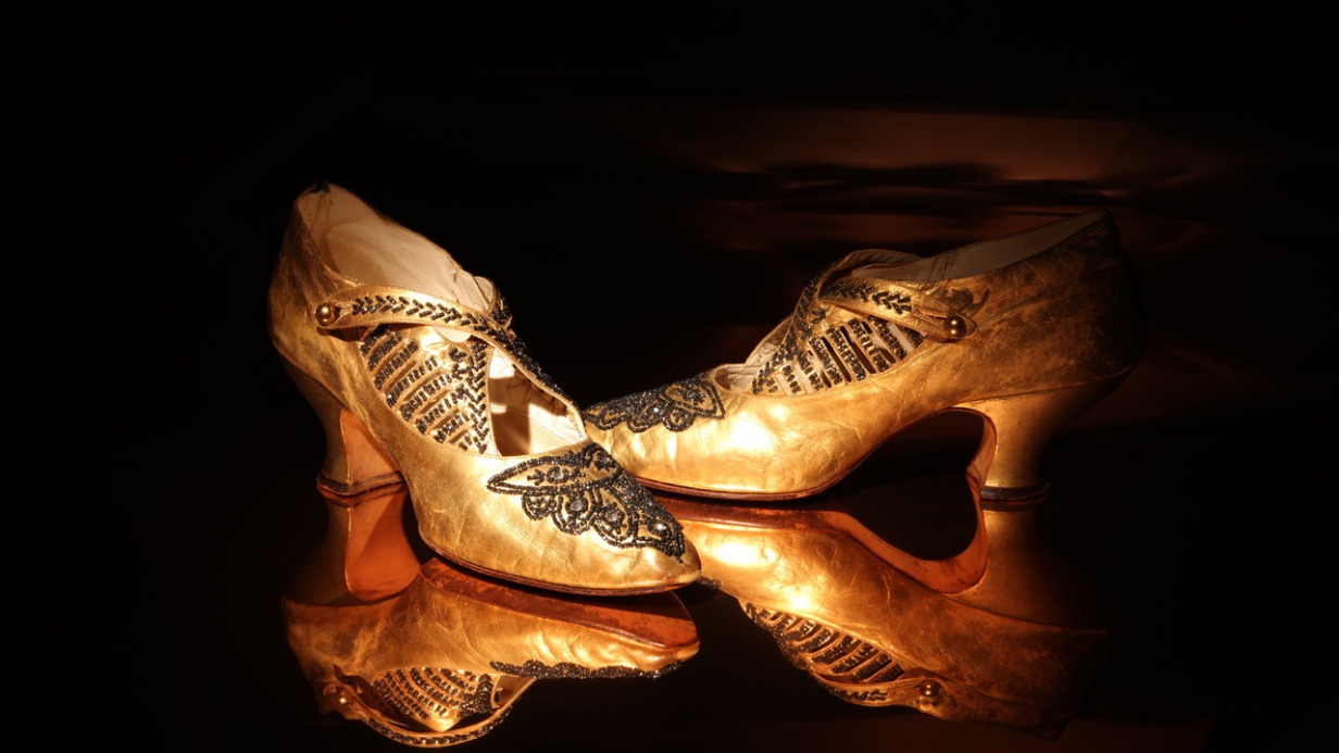 Мир большой обуви. Назим Мустафаев виртуальный музей обуви. Виртуальные ботинки. Коллекция обуви Назима. Самая большая обувь в мире.