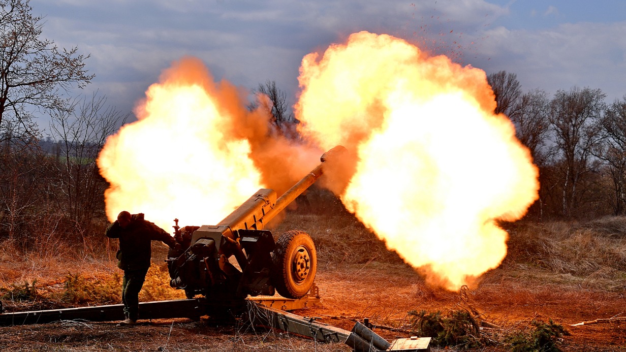 Артиллеристы Народной милиции Луганской Народной Республики ведут огонь по военным объектам украинских националистов. В отличие от солдат ВСУ, они не пользуются жилыми кварталами и мирным населением как живым щитом