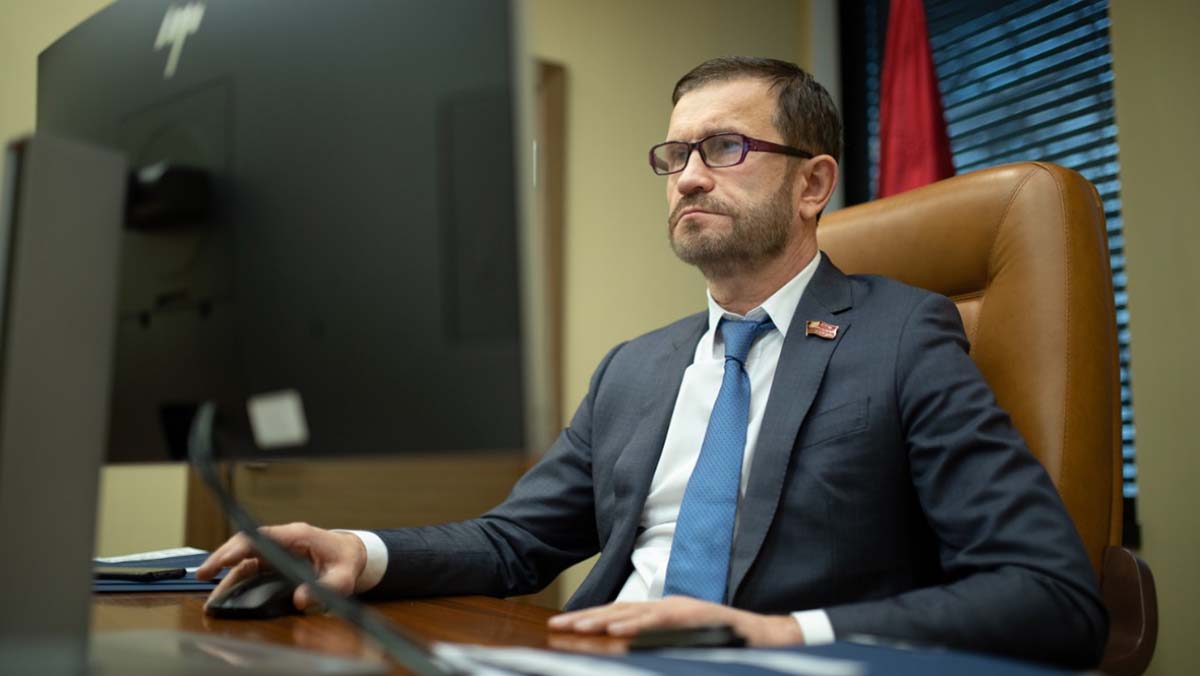 Депутат МГД Семенников: Выявление нелегальной рекламы на транспорте защитит москвичей от мошенников
