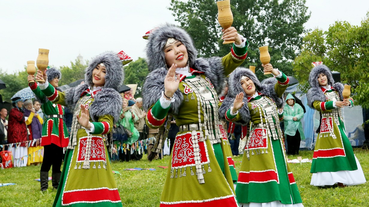 Артистки Татьяна Васильева, Куннэй Осипова и Алина Васильева 