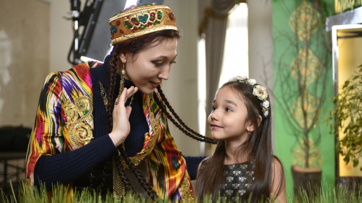 Елизавета Вартаньянц с племянницей Аней Строгиловой на празднике Навруз