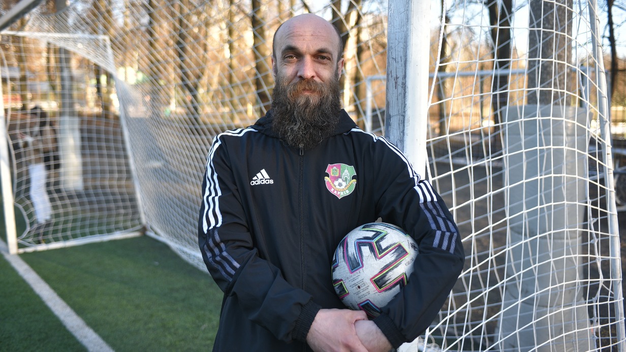 Футболист Александр Марченко на стадионе в Строгине. В столицу он переехал после окончания школы. Вместе с другими обрусевшими украинцами он играет в любительском клубе «Харьков»