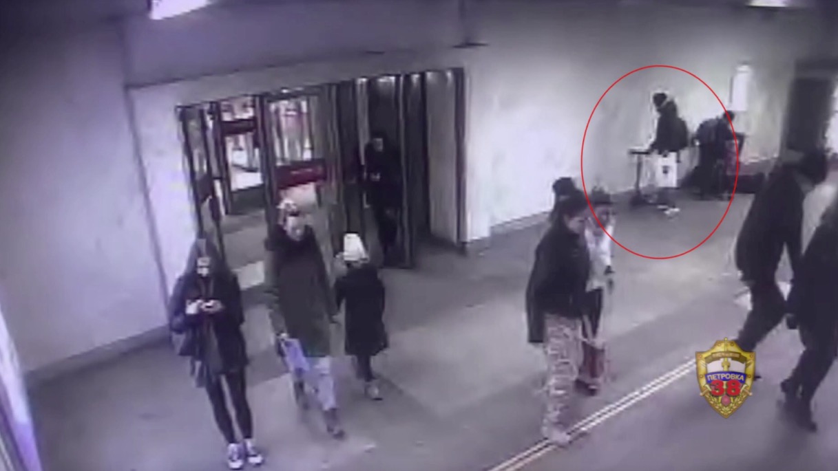 Мужчина похитил самокат пенсионера в переходе. Видео