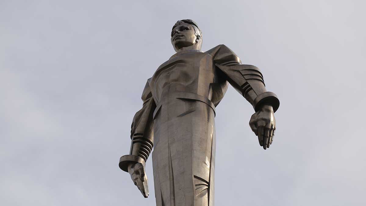 Памятник юрию гагарину на площади гагарина в москве россия