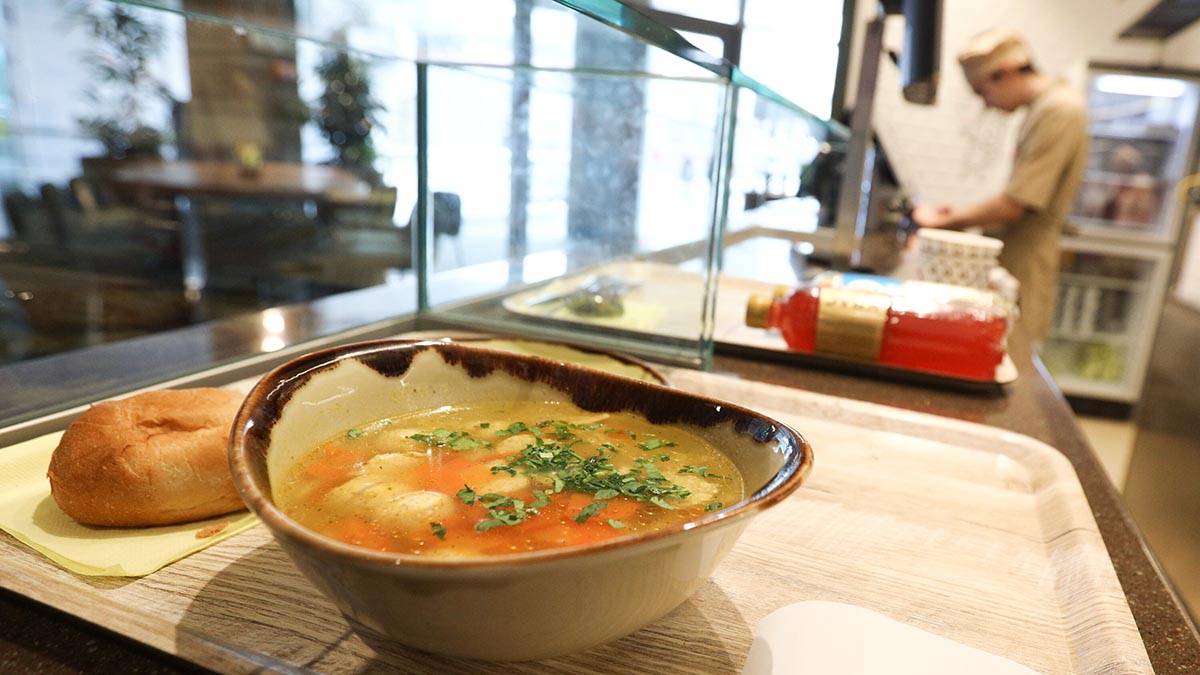 Сотрудникам кафе и ресторанов запретят мочиться и плевать в еду клиентов в Индии