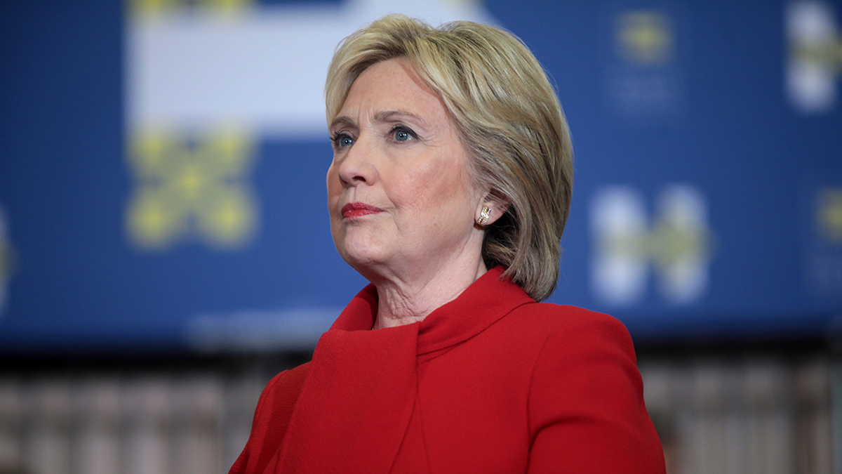 Клинтон заявила, что Олбрайт предупреждала об опасности фашизма в США