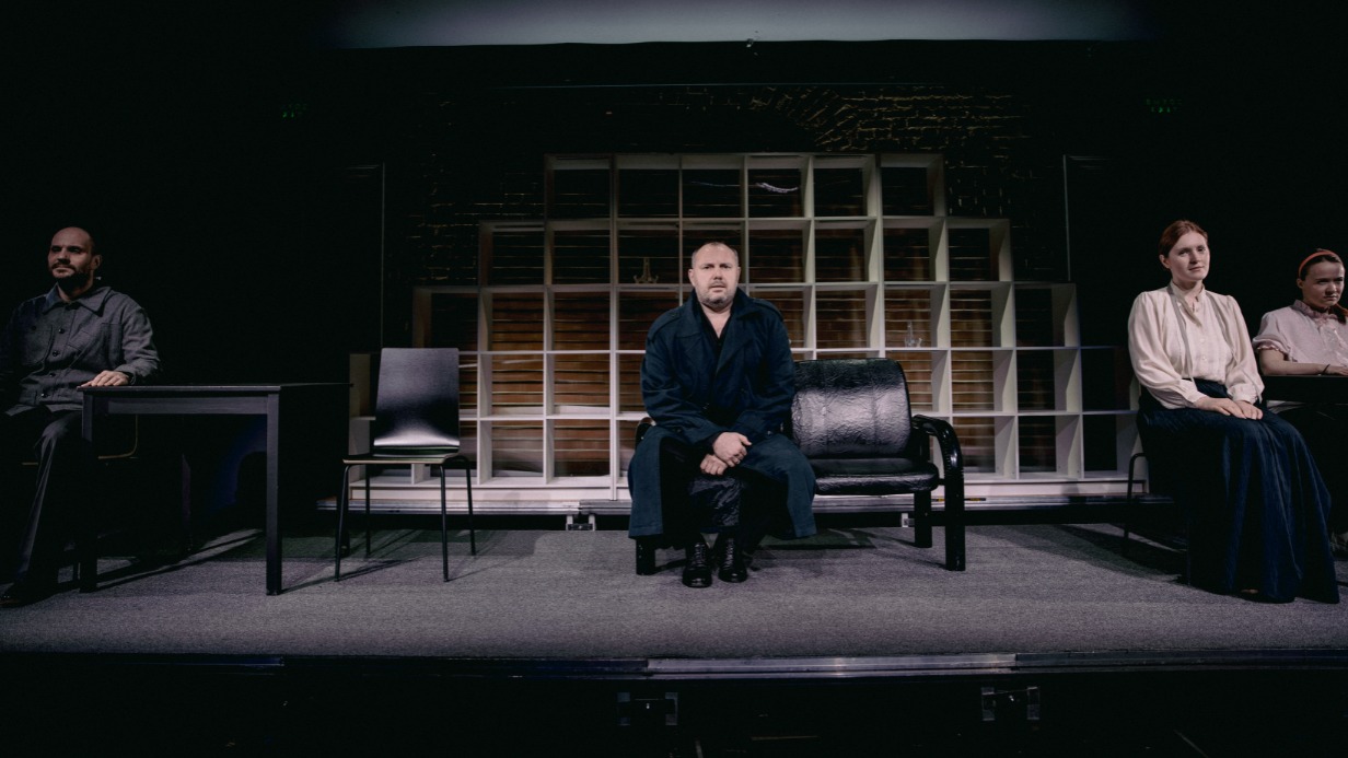 Слева направо: Дмитрий Журавлев в роли Максимова, Илья Исаев в роли Достоевского, Марина Лебедева в роли Анны, Инна Сухорецкая в роли Матрены