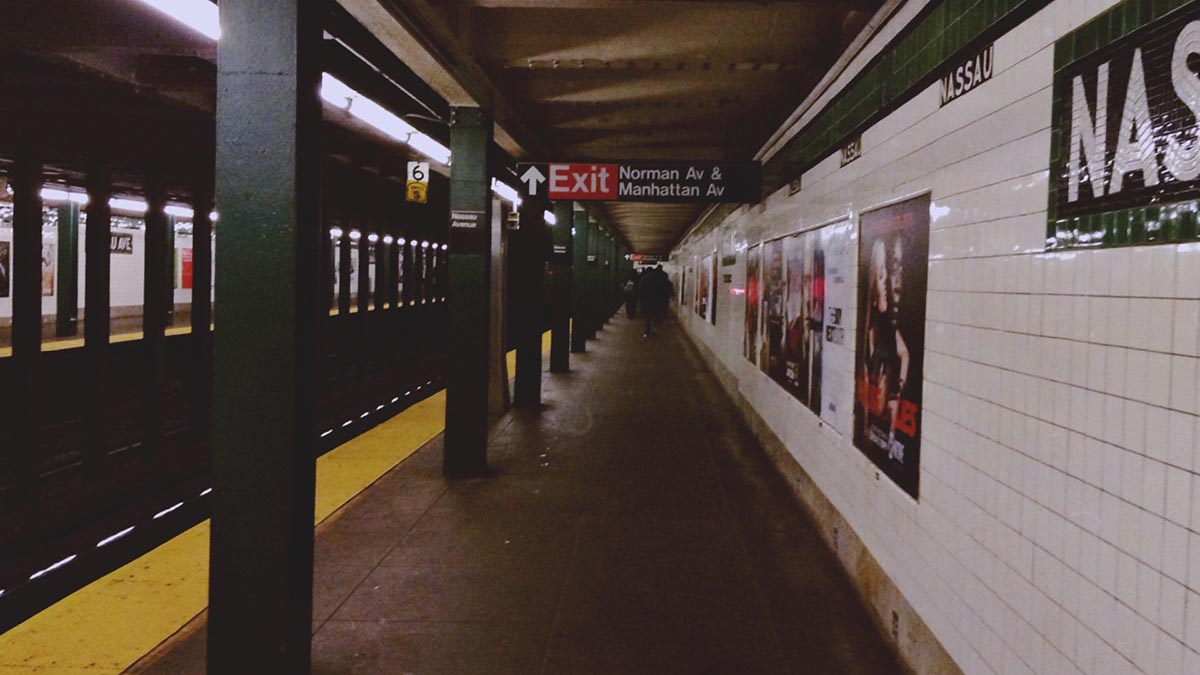 Не менее трех человек пострадали при стрельбе в метро Нью-Йорка