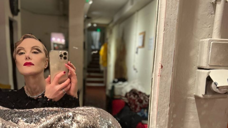 «Перед съемкой»: Рената Литвинова удивила поклонников ярким макияжем