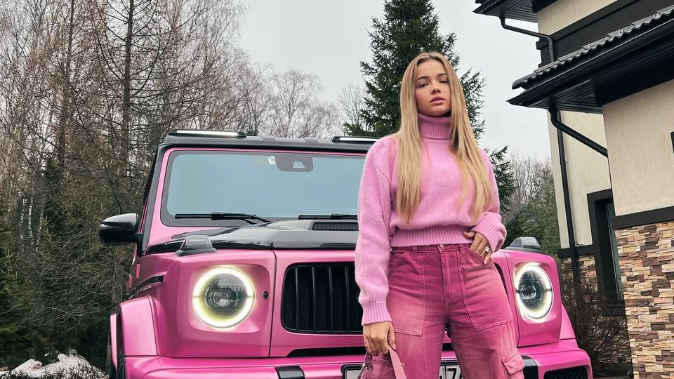 Валя Карнавал публично призналась в любви Саше Стоуну