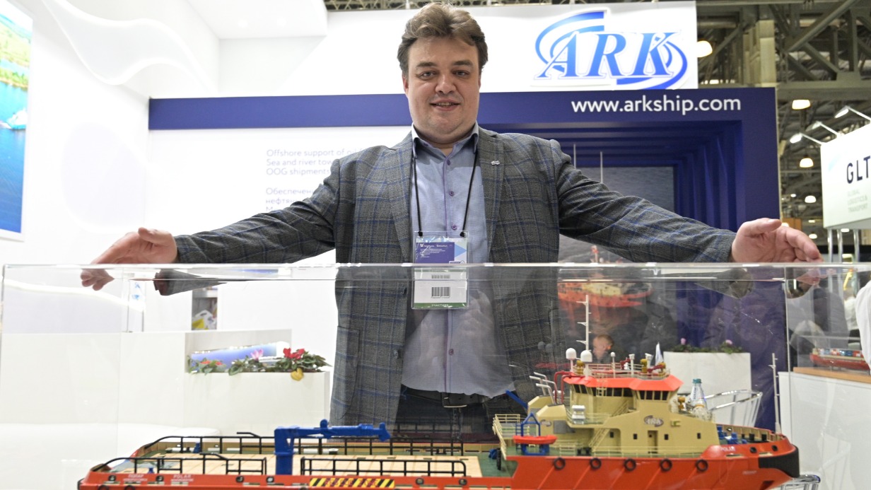 Менеджер отдела эксплуатации флота судоходной компании Алексей Осипов показывает макет парохода. А реальное судно уже бороздит Каспийское море