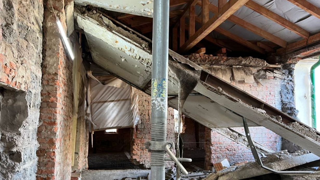 Один человек погиб при обрушении плиты в Бригадирском переулке