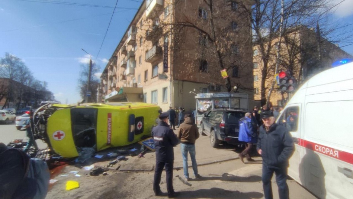 Машина скорой помощи столкнулась с внедорожником в Твери