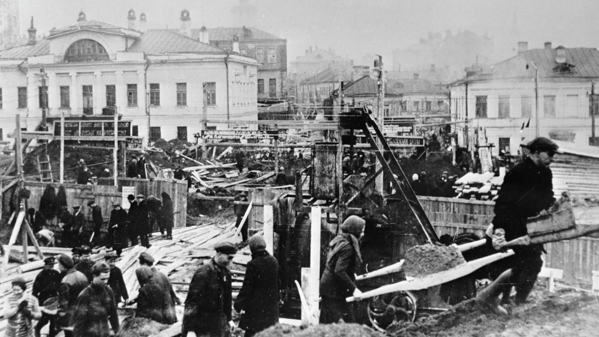 Рабочие лесопильного завода №1 имени Ильича трудятся на субботнике по строительству Московского метрополитена в районе Волхонки