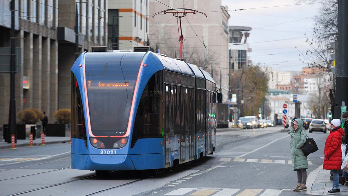 Трамваи двух маршрутов задерживаются из-за ДТП на путях