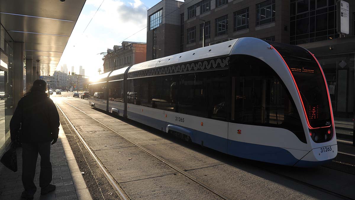 Три трамвайных маршрута задерживаются на Открытом шоссе