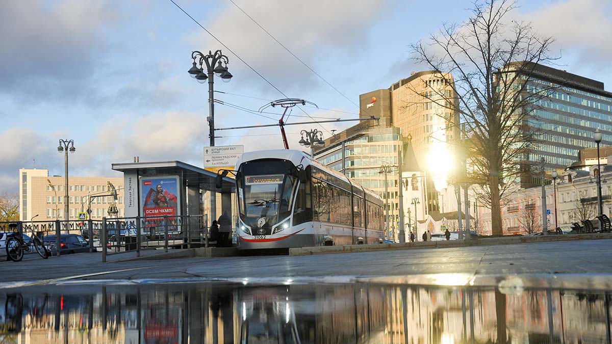 Трамваи задерживаются на Красноказарменной улице из-за ДТП