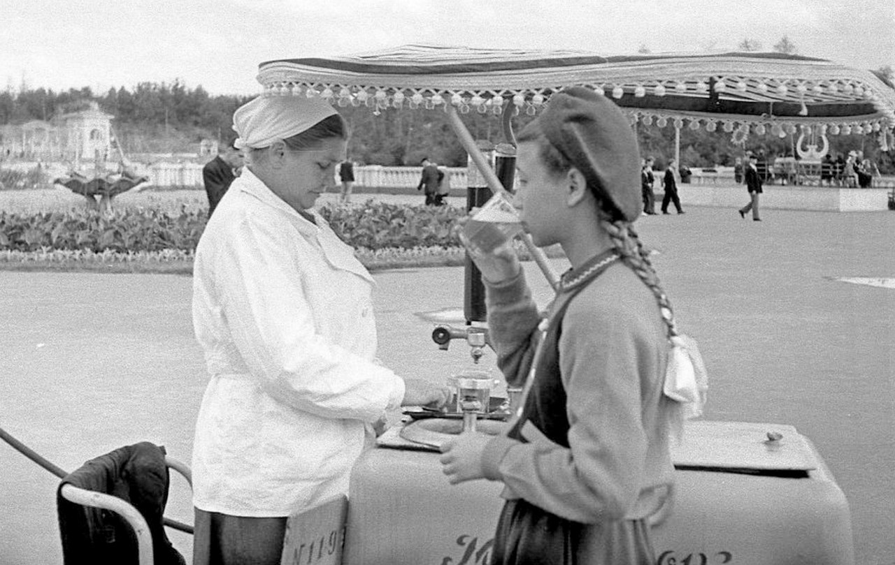 Работница «Мосводторга» предлагает прохладительные напитки в Измайловском парке