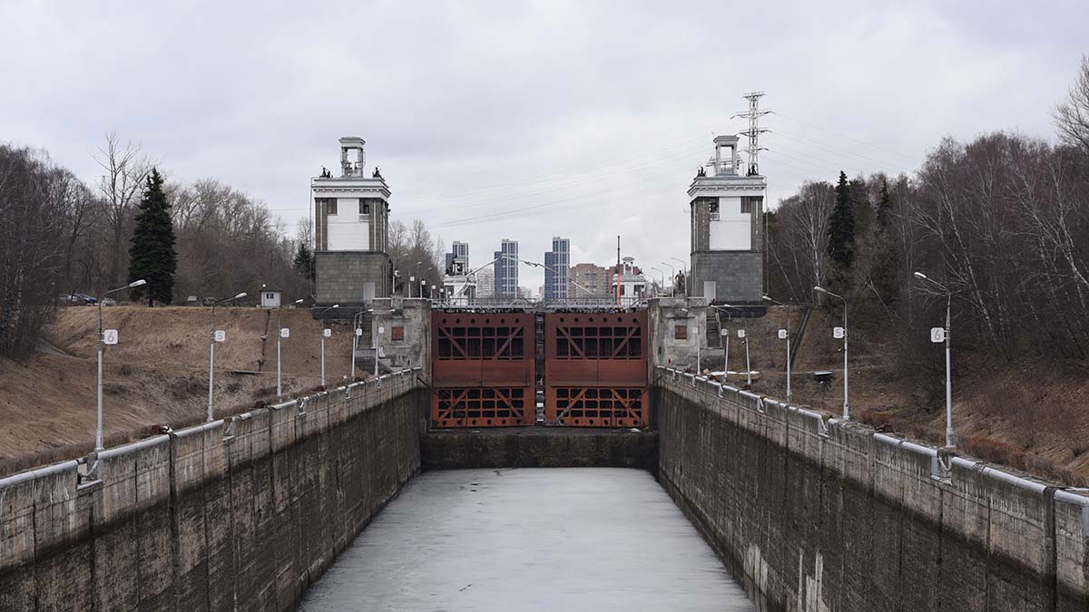 Движение судов по каналу имени Москвы приостановили из-за пробоины в тоннеле