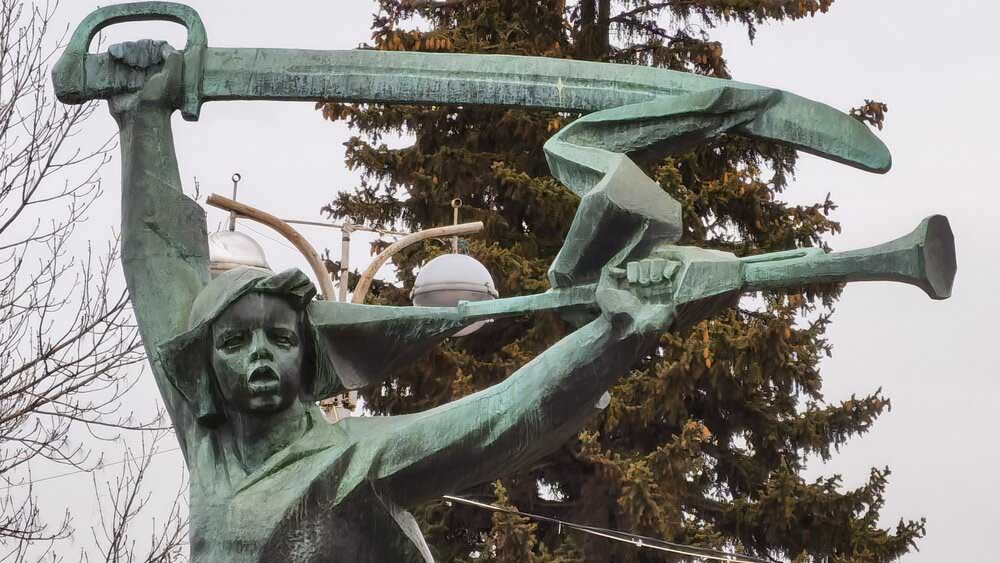 Памятник Мальчишу-Кибальчишу отреставрировали на Воробьевых горах