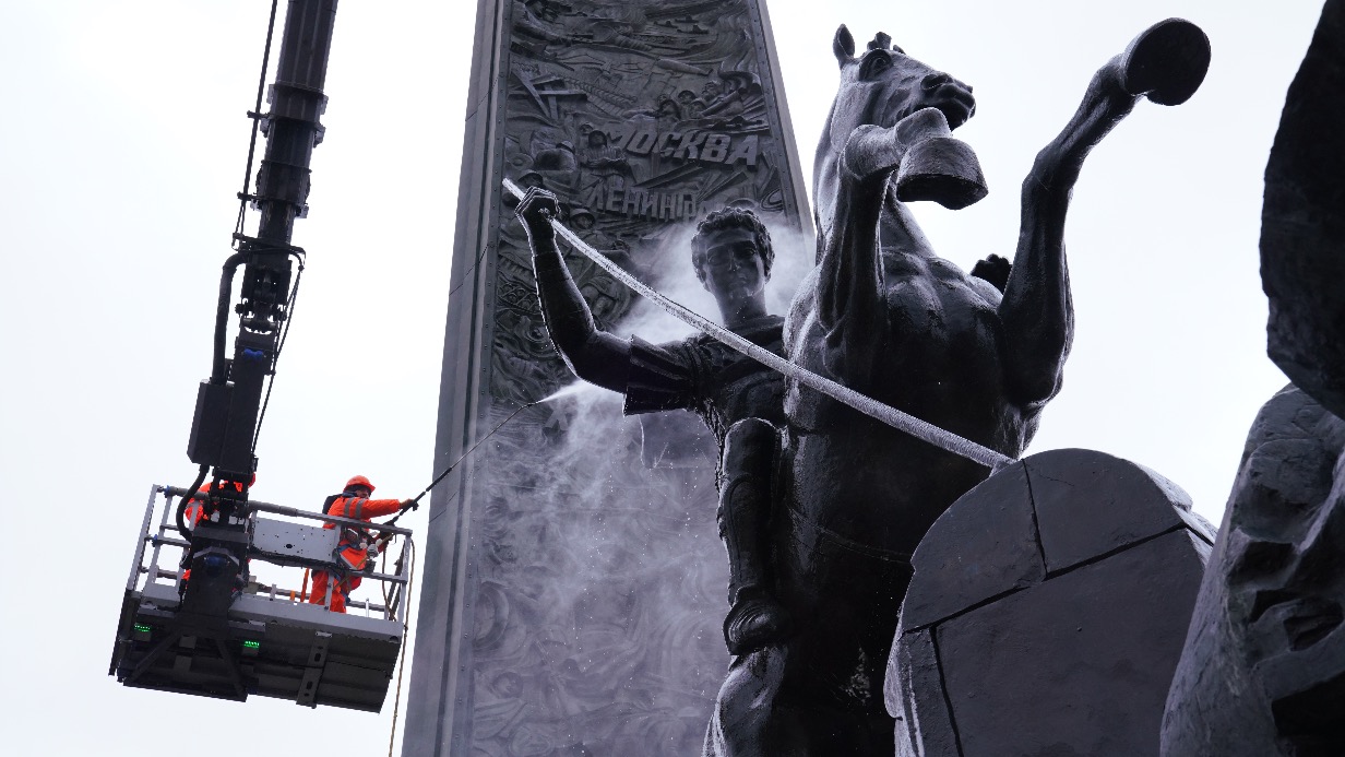 Монумент Победы на Поклонной горе промыли после зимы в Москве
