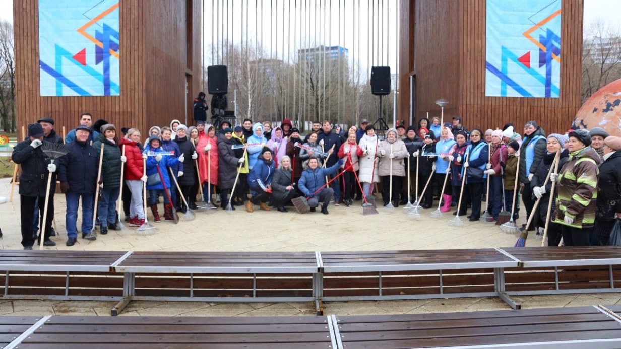 Около 300 человек приняли участие в субботнике в столичном районе Капотня 