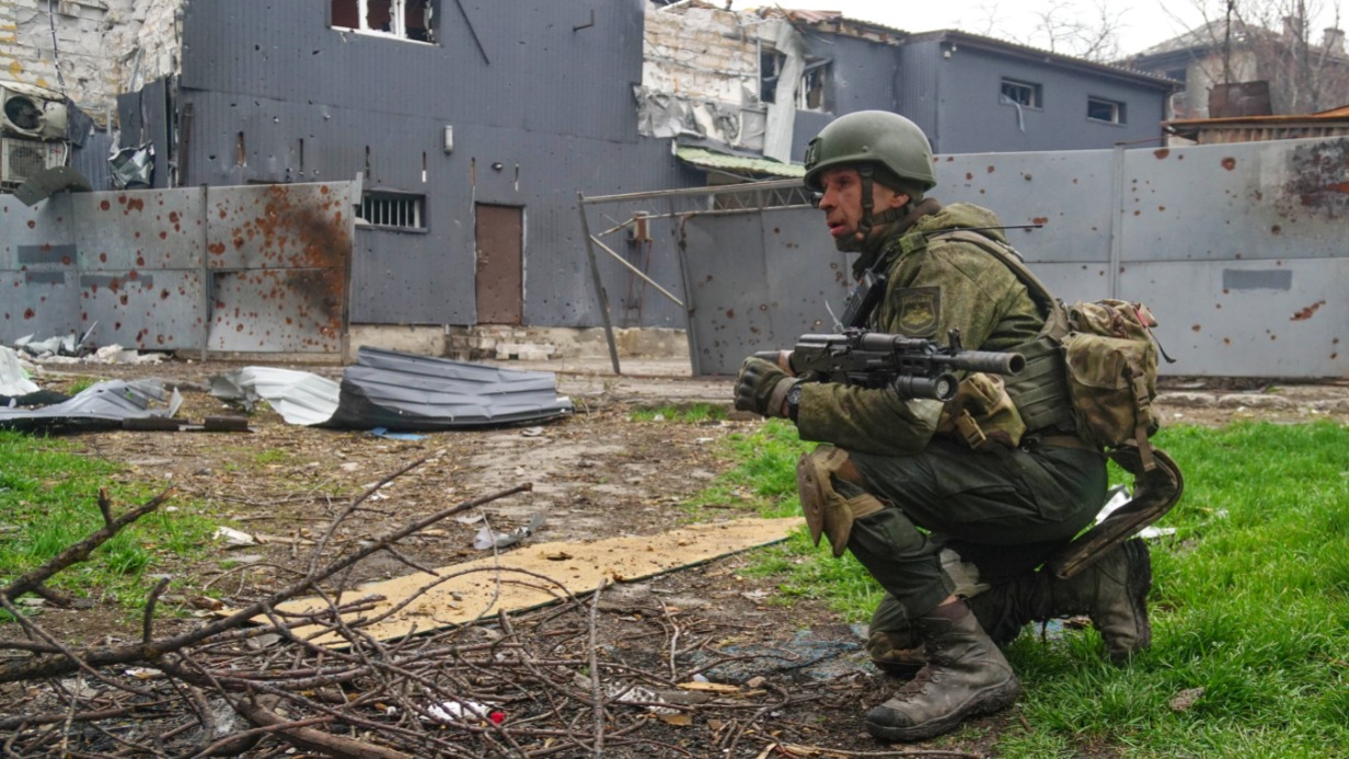 Военнослужащий Народной милиции ДНР осматривает местность в промышленной зоне на окраине города Мариуполя. Эти кварталы вплотную примыкают к заводу «Азовсталь», где заблокированы украинские боевики и наемники
