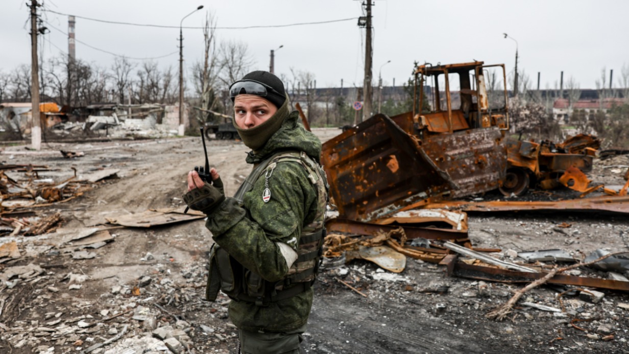 Российский военнослужащий патрулирует территорию около завода «Азовмаш» в Мариуполе