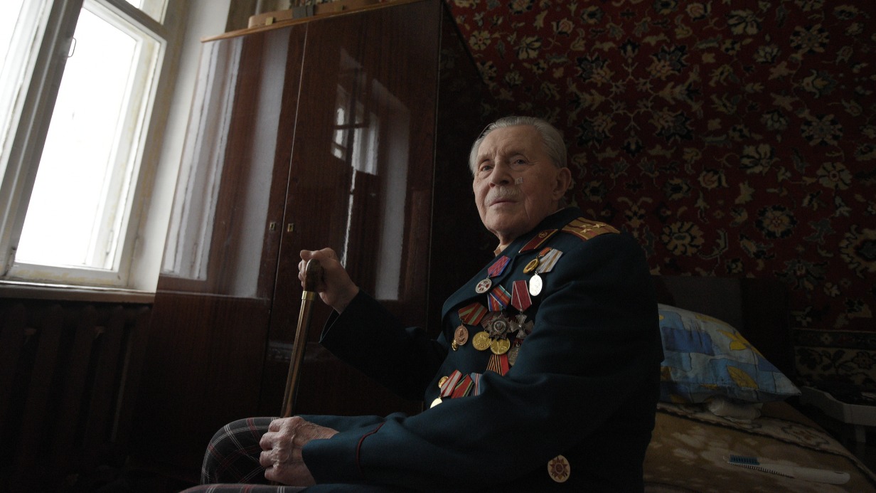 Ветеран Великой Отечественной войны Виктор Михайлович Крючков в своей квартире в Басманном районе Москвы