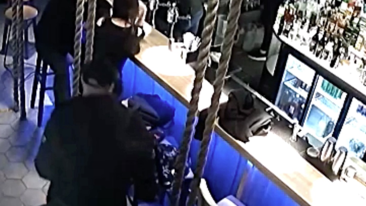 Злоумышленник украл у посетителя кафе рюкзак с дорогостоящей техникой