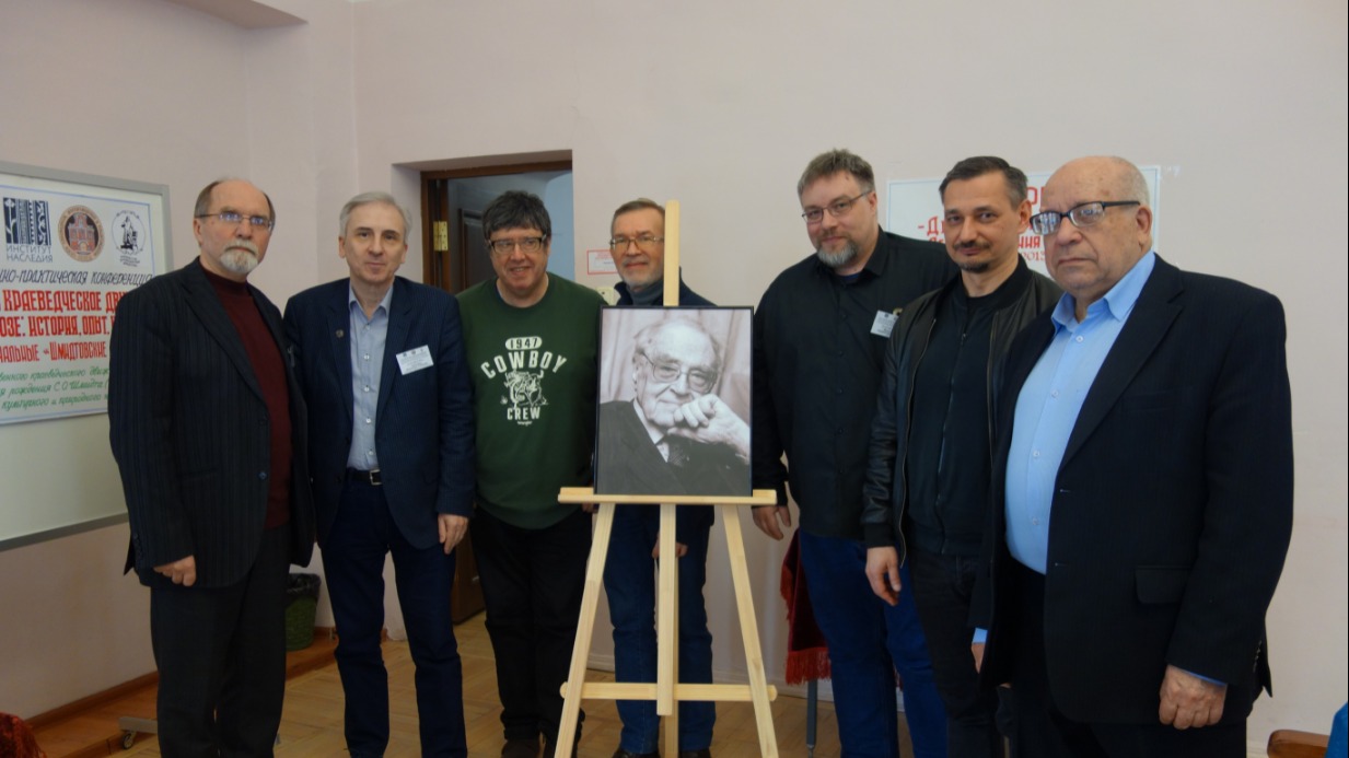 Ученики С. О. Шмидта. Слева направо: В. Ф. Козлов, В. Г. Ткаченко, В. В. Леонидов, В. Ю. Коровайников, А. В. Мельников, Я. Е. Смирнов, А. Н. Акиньшин